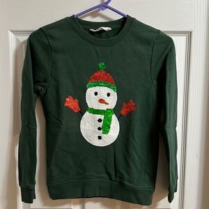 H&M Youth 8-10 Snowman/soccer ball green sweatshirt.